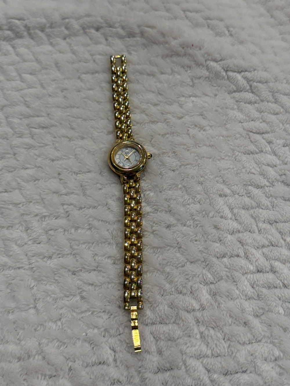 Gloria Vanderbilt Womens Gold-Tone Women's Bracelet Watch - Elegant Gold Finish